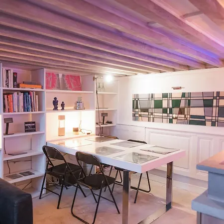 Artist's Mini Loft - Marais